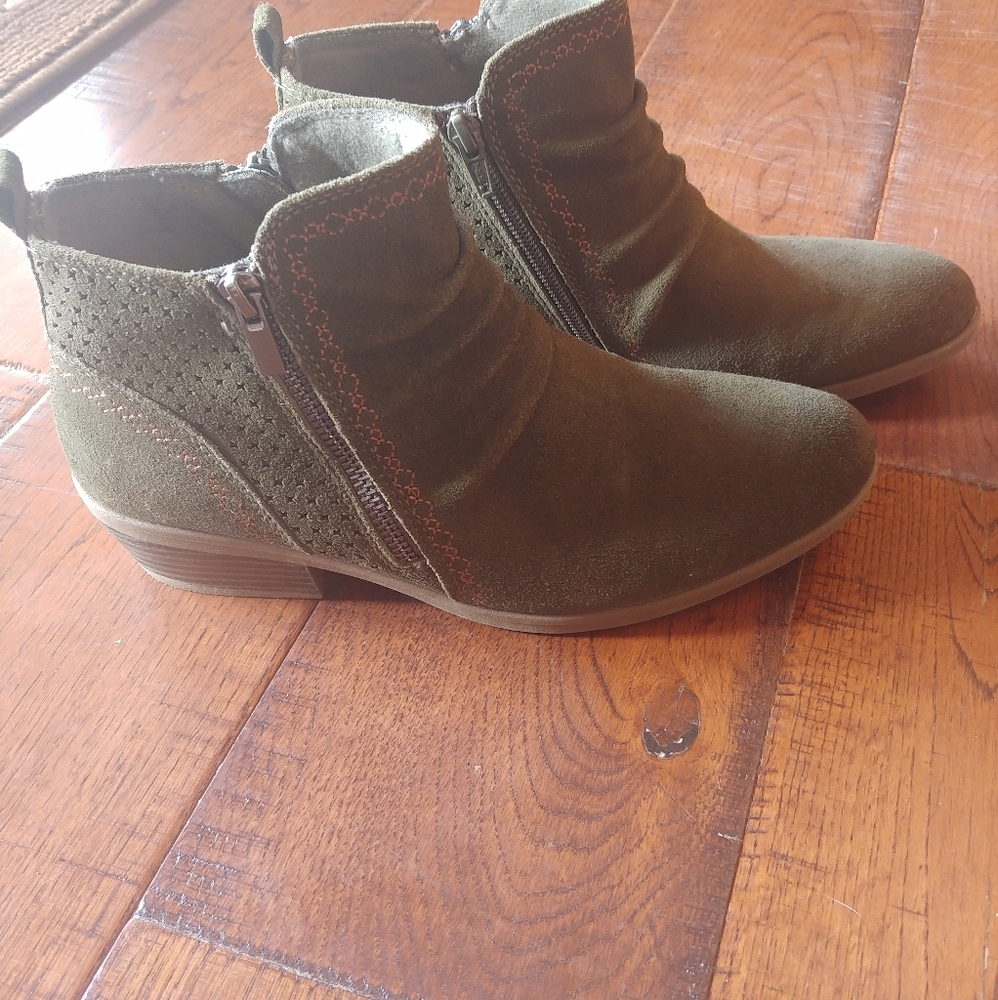 Earth olive green booties size 9